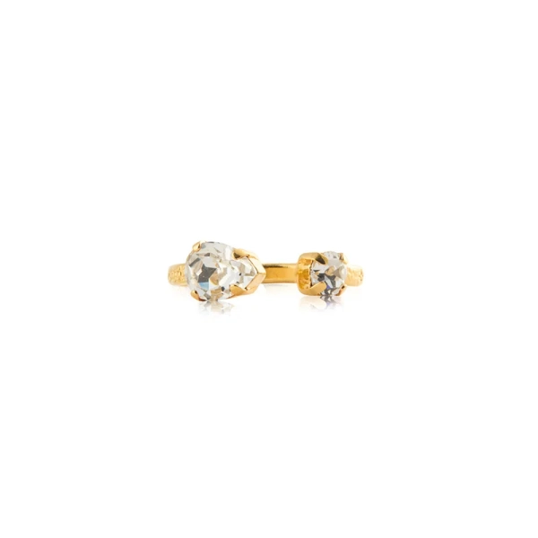 Guldpläterad Amelia Ring med två gnistrande Swarovski-kristaller i öppen design från Caroline Svedbom.
