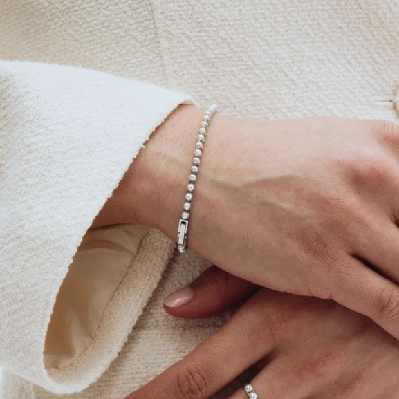 likt ett tennisarmband. Finns i 16 cm och 18 cm längd. Edblad Lilo-kollektion.