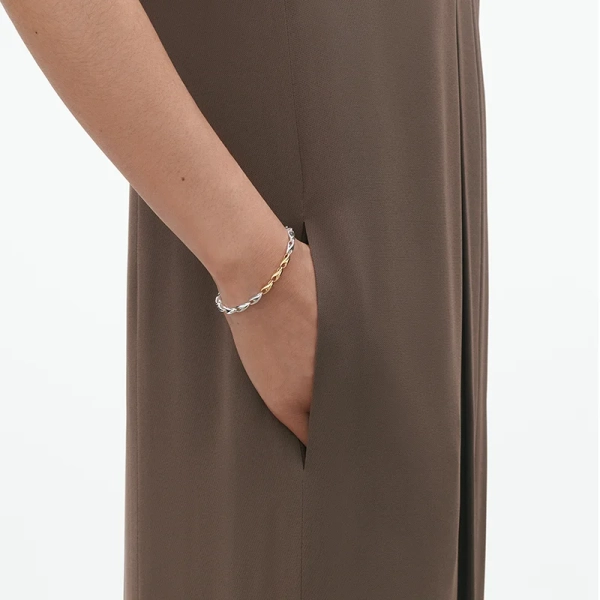 SS25_ECOM_ON-MODEL_REFLECT_SLIM_BRACELET_20001182