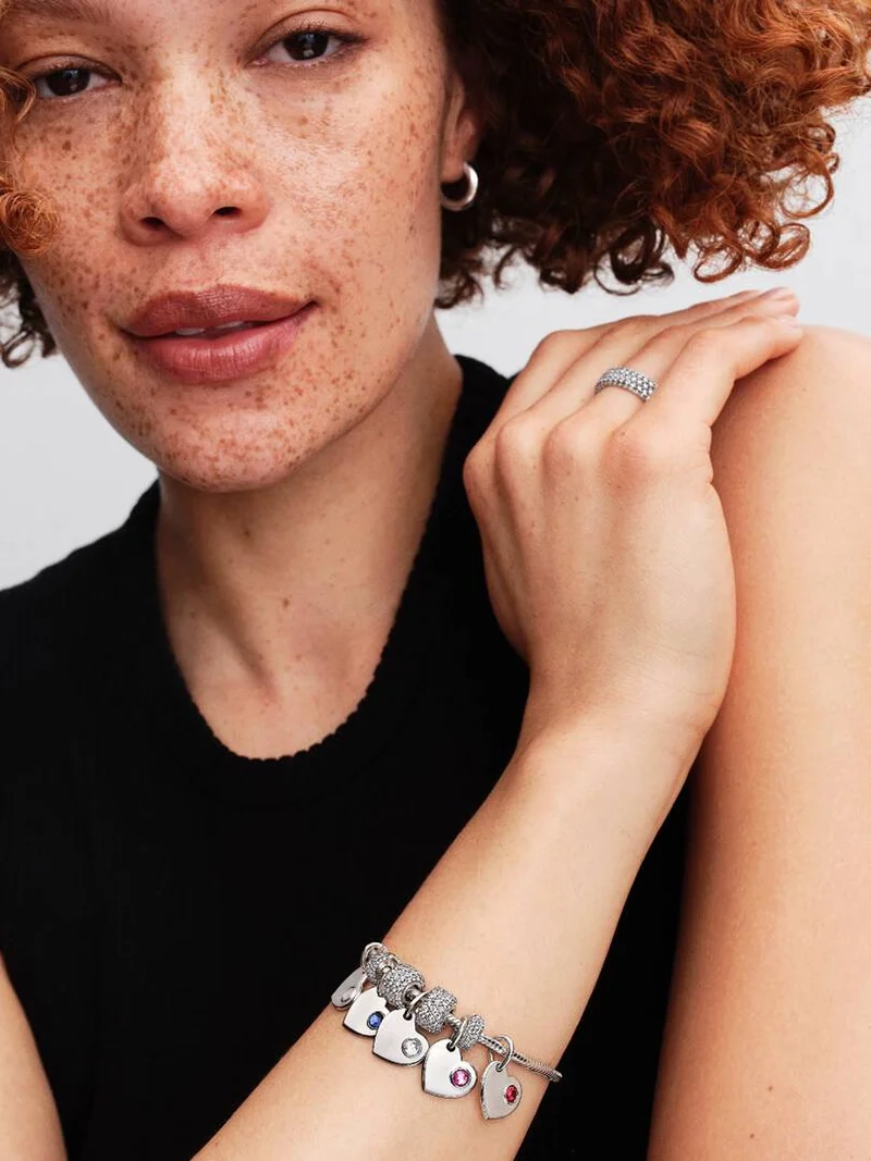 Januari Månadssten Hjärtformad Hängberlock i blankt silver med röd cubic zirconia