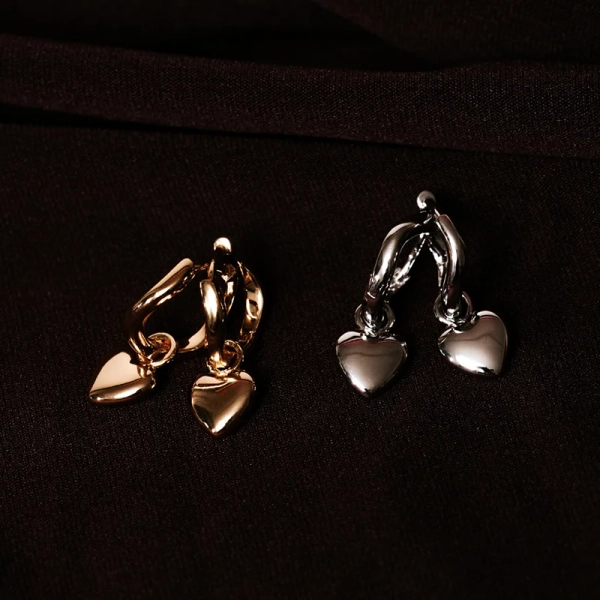 hjärtformade hoops i 18K guldpläterad mässing med hjärthänge