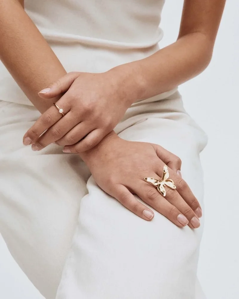 Edblad Butterfly Ring L i 14K guldpläterat stål med en stiliserad fjärilsdesign