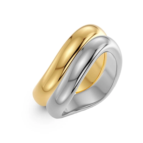 Två släta Selena-ringar i stål och guld med vågformade skenor från Edblad