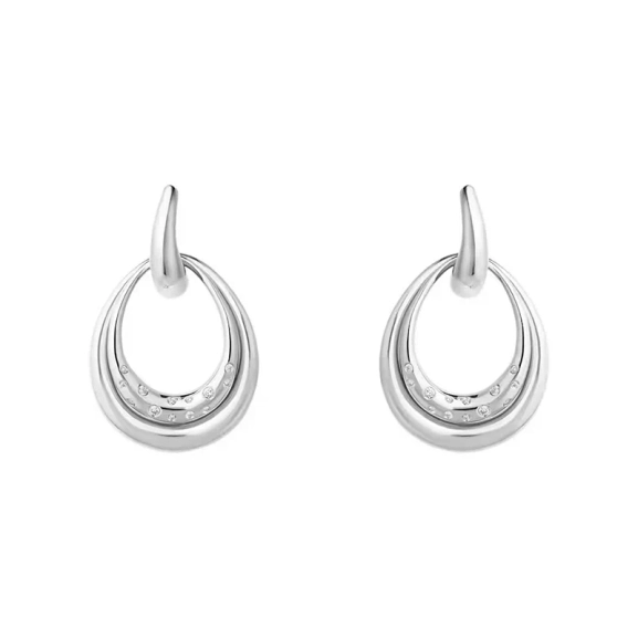 Offspring Dubbla Örhängen Mellan i silver med sammanlänkade former och briljantslipade diamanter från Georg Jensen.