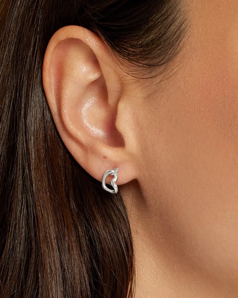 Produktbild av Drakenberg Sjölins Love Vibe presentset i silver med hjärtformade halsband och örhängen