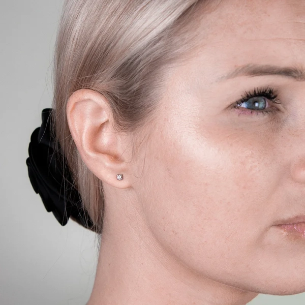 Aure 13 D Örhängen Guld - Schalins - Smycken för de speciella tillfällena - Nordic Spectra