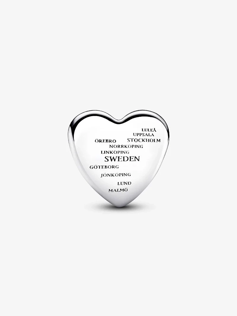 Hjärtformad berlock med svenska flaggans färger och städer ingraverade. Tillverkad i sterlingsilver och emalj. En symbol för passion för Sverige och dess kulturarv.
