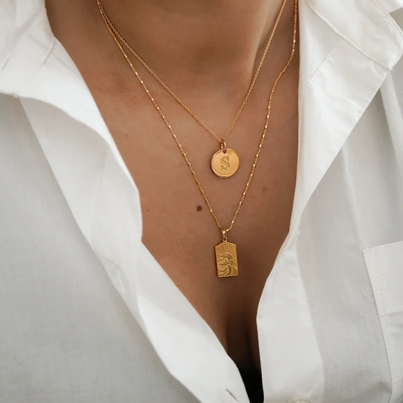 Lucky Coin Keep Dreaming Necklace Gold från Syster P i 18K guldpläterat silver med paradisdesign och "Keep dreaming"-gravyr