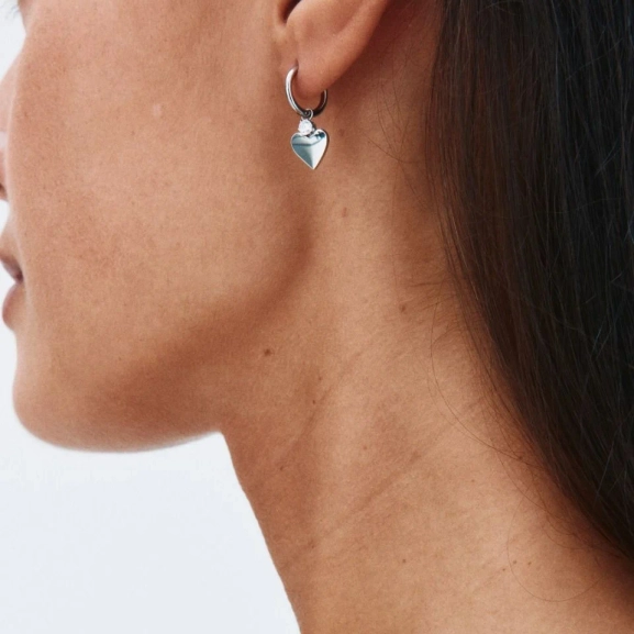 Hoops i polerat rostfritt stål med avtagbart hjärthänge och liten gnistrande sten