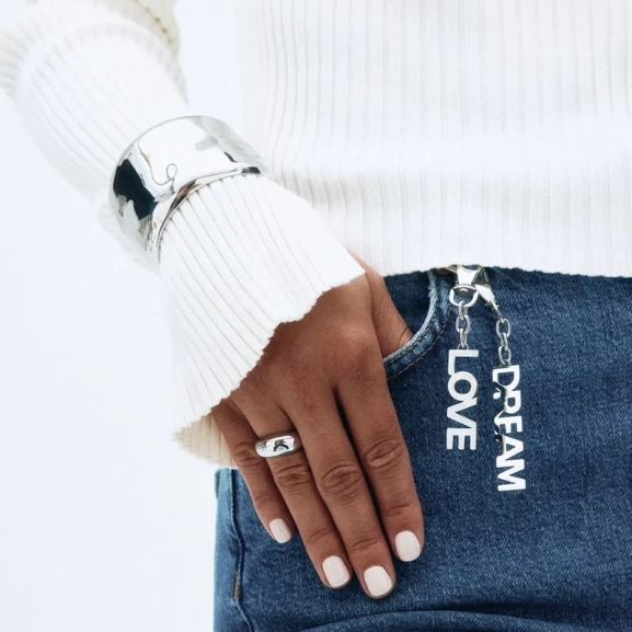 perfekt för att ge en personlig touch till väskor eller nyckelringar.