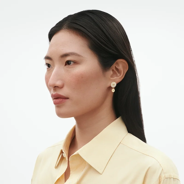SS25_ECOM_ON-MODEL_DAISY_DOUBLE_EARRING_20001670