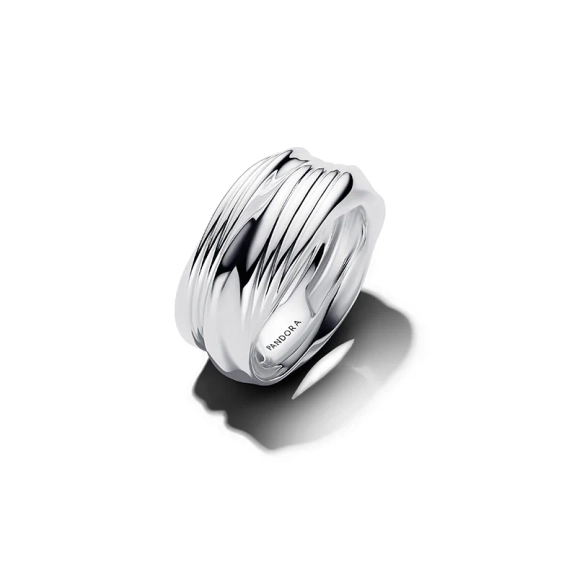Elegant tvinnad dubbelring från Pandora Essence kollektionen i vackert sterlingsilver. Perfekt att stapla eller bära ensam för en trendig och stilfull look.