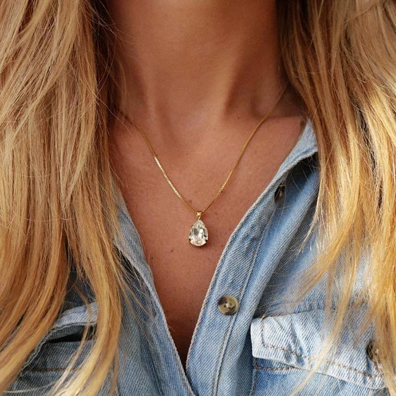 Mini Drop Necklace Gold Silk - Caroline Svedbom - Snabb frakt & paketinslagning - Nordicspectra.se