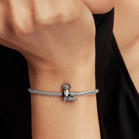 der die schelmische Katze Lucifer mit beweglichem Schwanz und glitzerndem Finish darstellt.