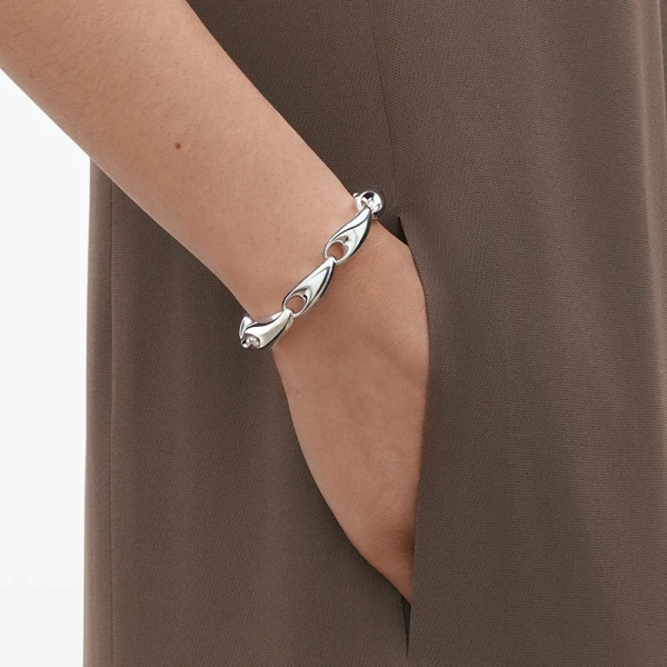 SS25_ECOM_ON-MODEL_REFLECT_LARGE_BRACELET_20001098_Close-ups