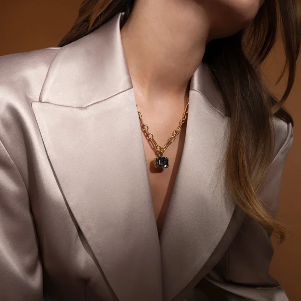 prytt med en gnistrande svart Swarovski-kristall