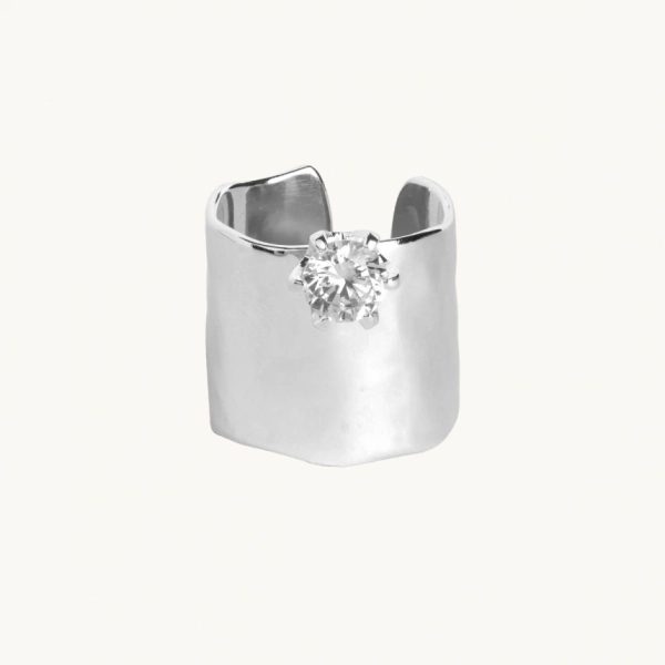 bred ring i silver med organisk yta och cubic zirconia-sten framtill.