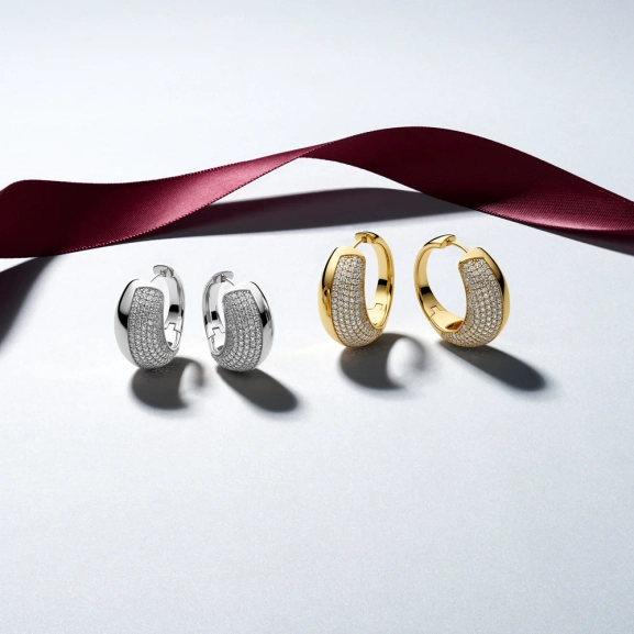 Fasano Piccolo Örhängen i silver med gnistrande Cubic Zirconia-stenar från Sif Jakobs Fasano-kollektion.