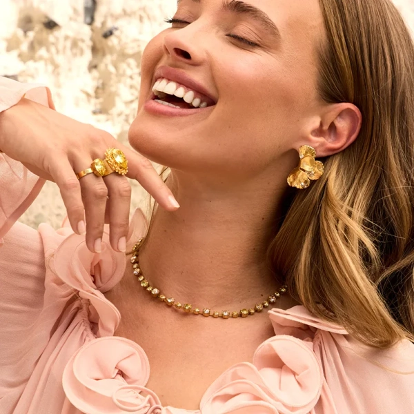 elegant design från Calanthe. Perfekt för att ge en sofistikerad touch till din outfit.