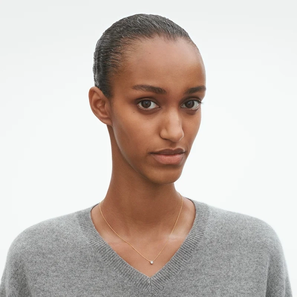 AW25_ECOM_ON-MODEL_SIGNATURE_SOLITAIRE_PENDANT_20001259