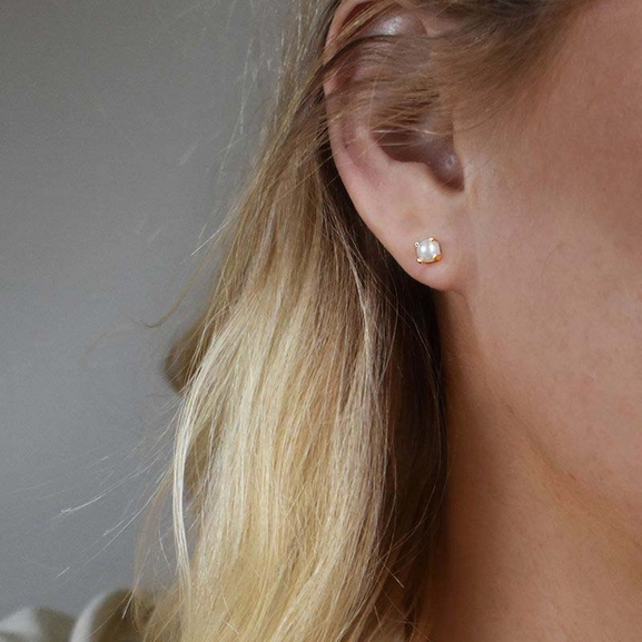 Petite Pearl Studs Gold - Drakenberg/Sjölin - Suuri valikoima & ilmainen lahjapaketointi - Nordicspectra.fi