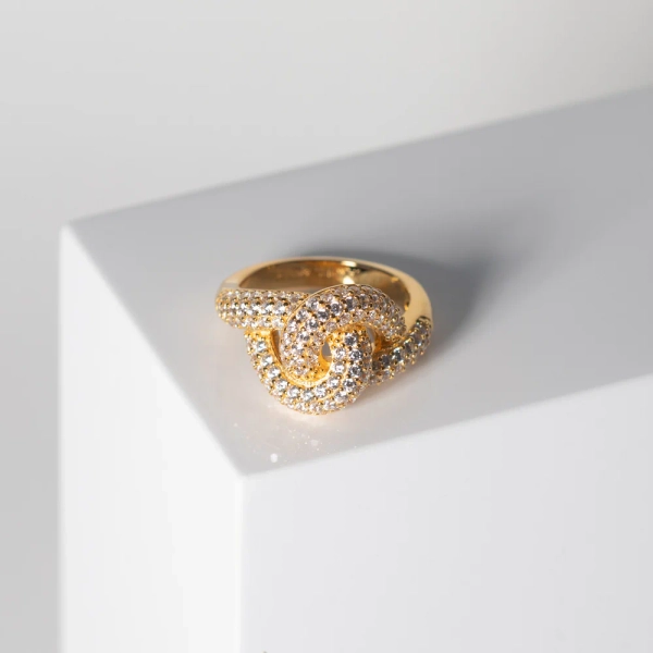 elegant bred design i 18K guldpläterat silver med gnistrande cubic zirconia-stenar.