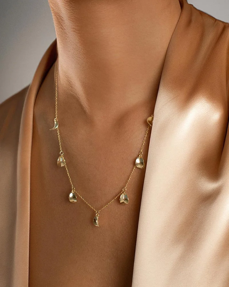 Botanica Drop Full Necklace Gold - Drakenberg/Sjölin Halsband- Snabb leverans & paketinslagning - Nordic Spectra