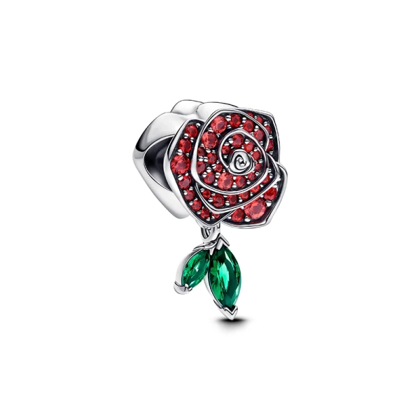 Pandora Moments funkelnder Rosen-Charm aus hochwertigem Sterlingsilber mit detaillierten Blütenblättern und kubischen Zirkonia-Steinen. Eine symbolische Geste oder einzigartige Ergänzung Ihrer Schmuckkollektion.