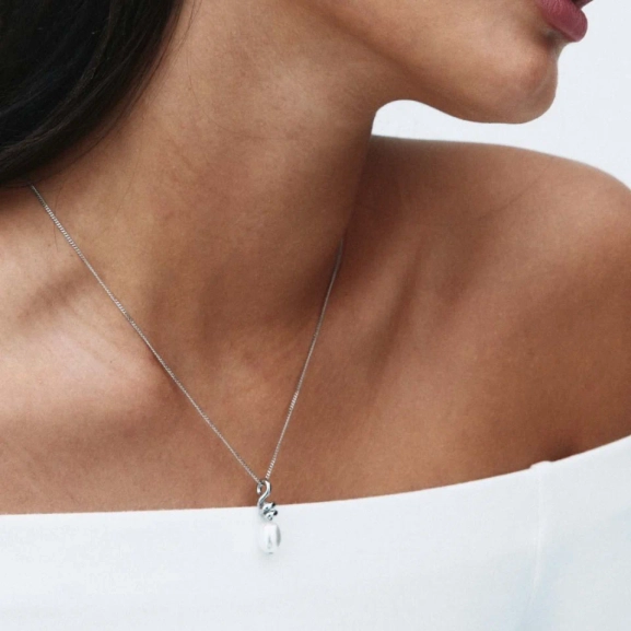 Halsband i polerat rostfritt stål med dubbel kedja och spiralform