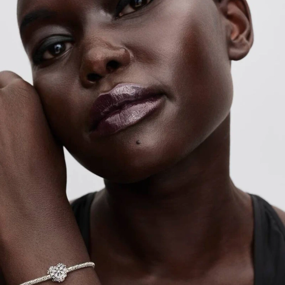 Hjärtformad berlock med gnistrande stenar i sterlingsilver från Pandora Moments. Skapa en känsla av elegans och sprid kärlek och glädje med denna vackra accessoar.