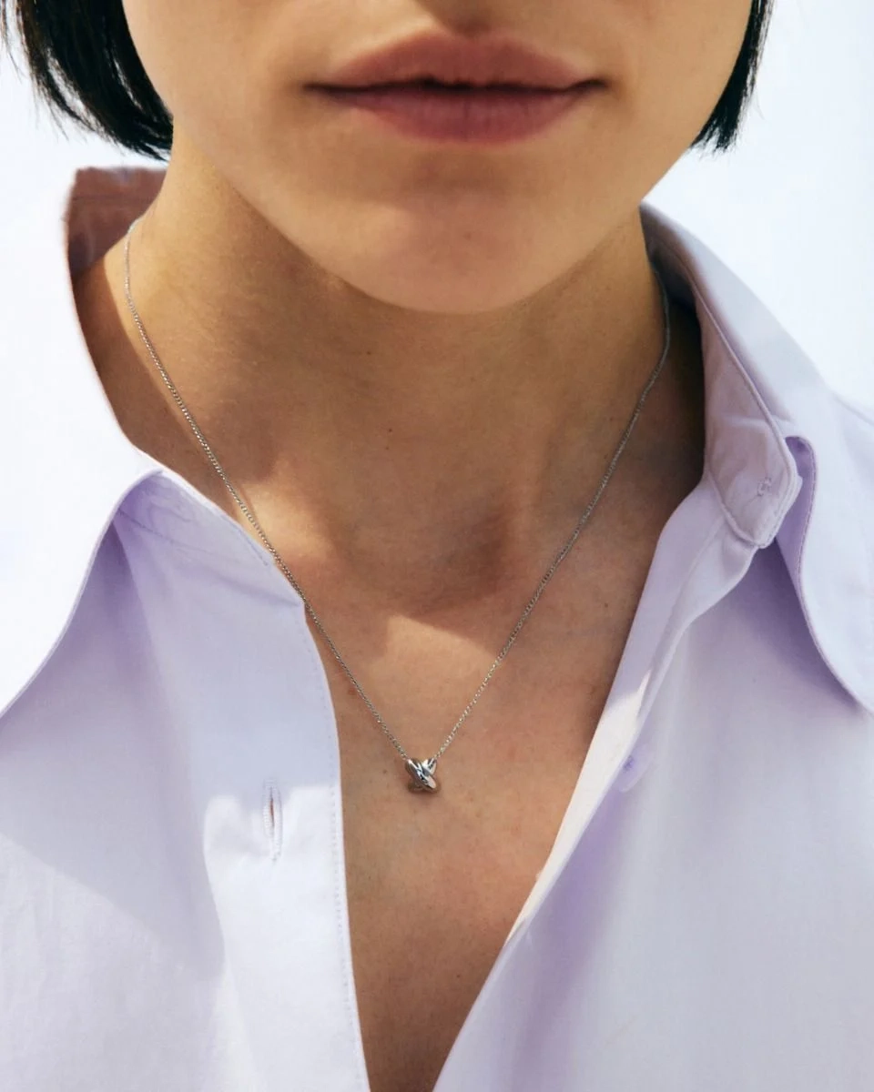 Halsband i blankt rostfritt stål med tunn kedja och elegant X-detalj