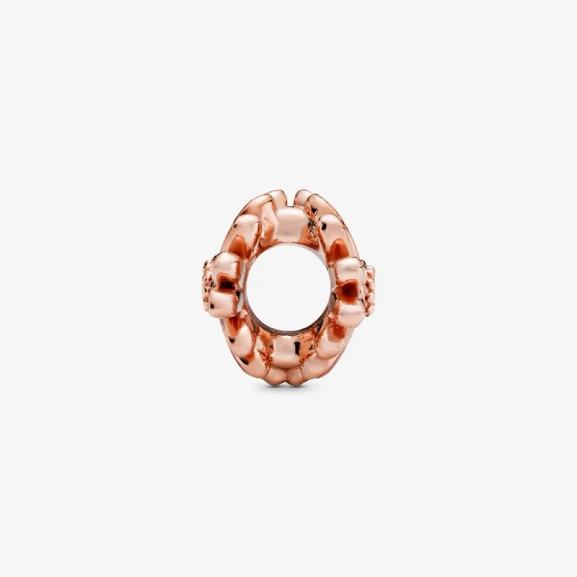Pandoras rosa Tusensköna Berlock Rosé med handapplicerad rosa emalj och gnistrande kubiska zirkoniastenar. Symboliserar styrka och frihet.