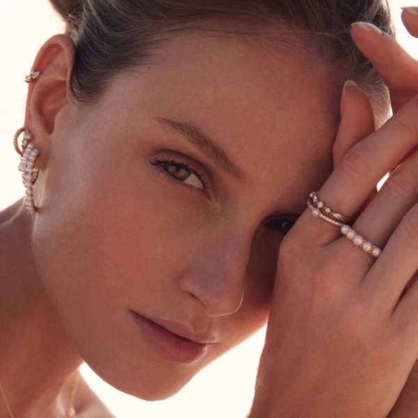 eleganta ringar i 18K guldpläterat silver med cubic zirconia och sötvattenpärla.