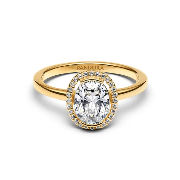 Oval Glittrande Halo Statementring Guld från Pandora Timeless - Förgylld ring med magnifik oval sten omgiven av en glänsande halo av små stenar. Skapa en strålande stil med denna ring!
