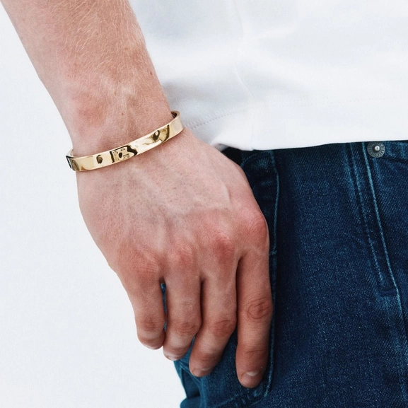 elegant och modernt smycke för vardag och fest.