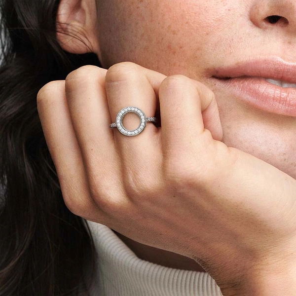 Glittrande Halo Ring - PANDORA - Snabb frakt & paketinslagning - Nordicspectra.se