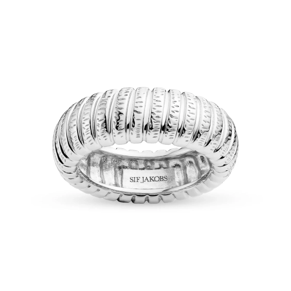 Riva Ring i silver med markerad struktur