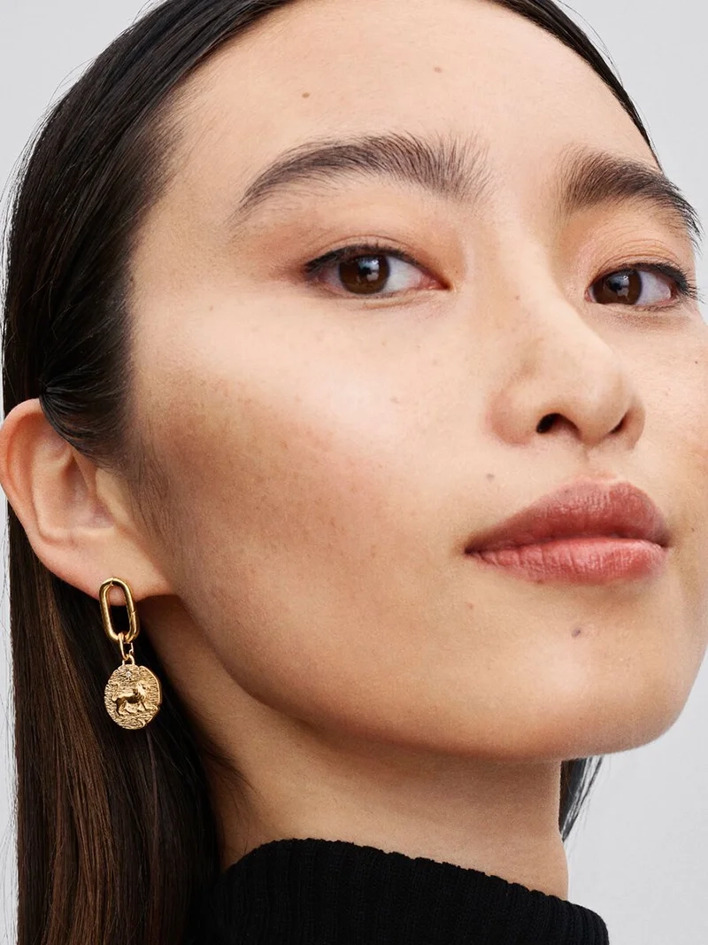 Medaljong Lejon Berlock Guld från Pandora ME med lejonmotiv och latinsk inskription "VITA VERITAS VIRTUS". En symbol för styrka och karaktär.