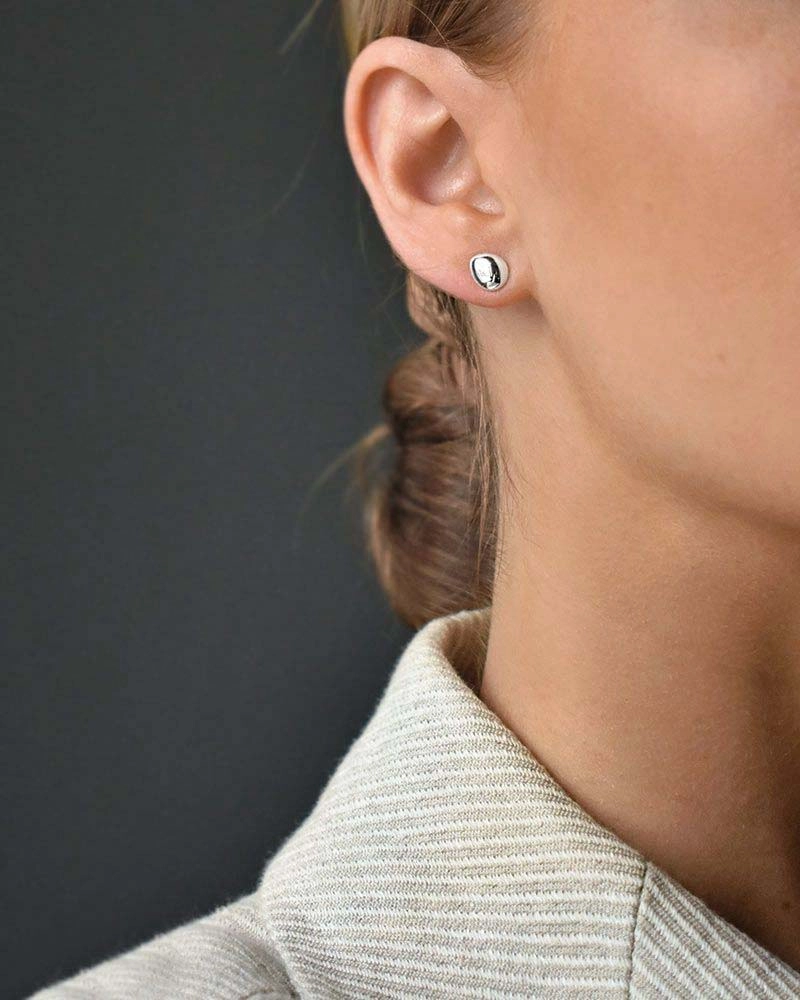 Stardust Drop Studs Polished - Drakenberg Sjölin Örhängen - Snabb frakt & paketinslagning - Nordicspectra.se