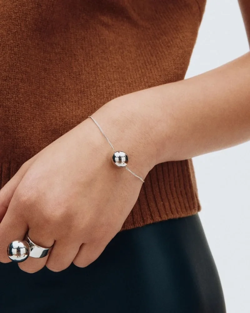Sphere Bracelet S i rostfritt stål med minimalistisk design och små sfäriska detaljer