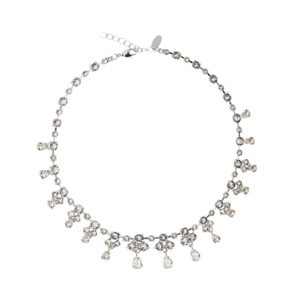 Grand Entrance Necklace i rhodiumpläterad mässing med silkfärgade kristaller