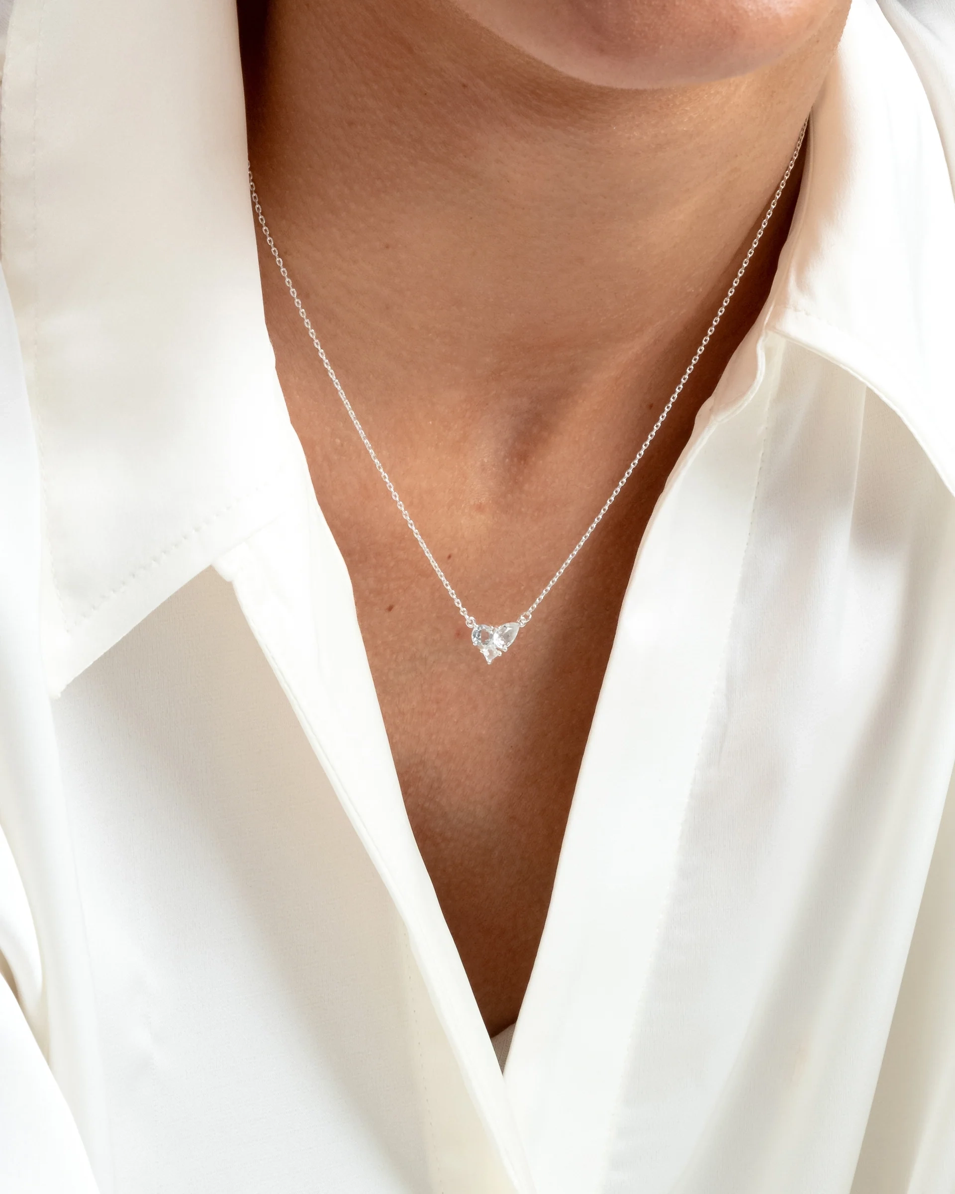 elegant halsband i återvunnet sterlingsilver med gnistrande vita topaser