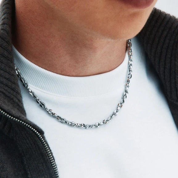 Halsband i polerat rostfritt stål med fasettslipad