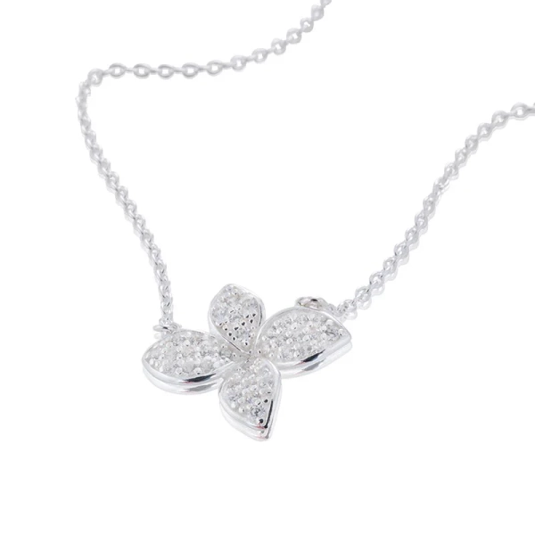 Lily Sparkling Halsband i silver med blomma och gnistrande Cubic Zirconia-stenar.