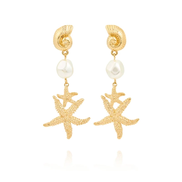 Guldpläterade statementörhängen med korallinspirerade detaljer och skimrande Swarovski-pärla från Caroline Svedbom.