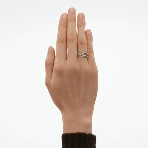 SS25_ECOM_ON-MODEL_MAGIC_RING_20000342