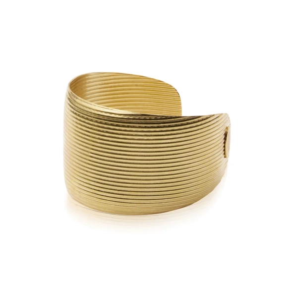Guldpläterad Vera Bangle med justerbar längd och diskreta texturdetaljer