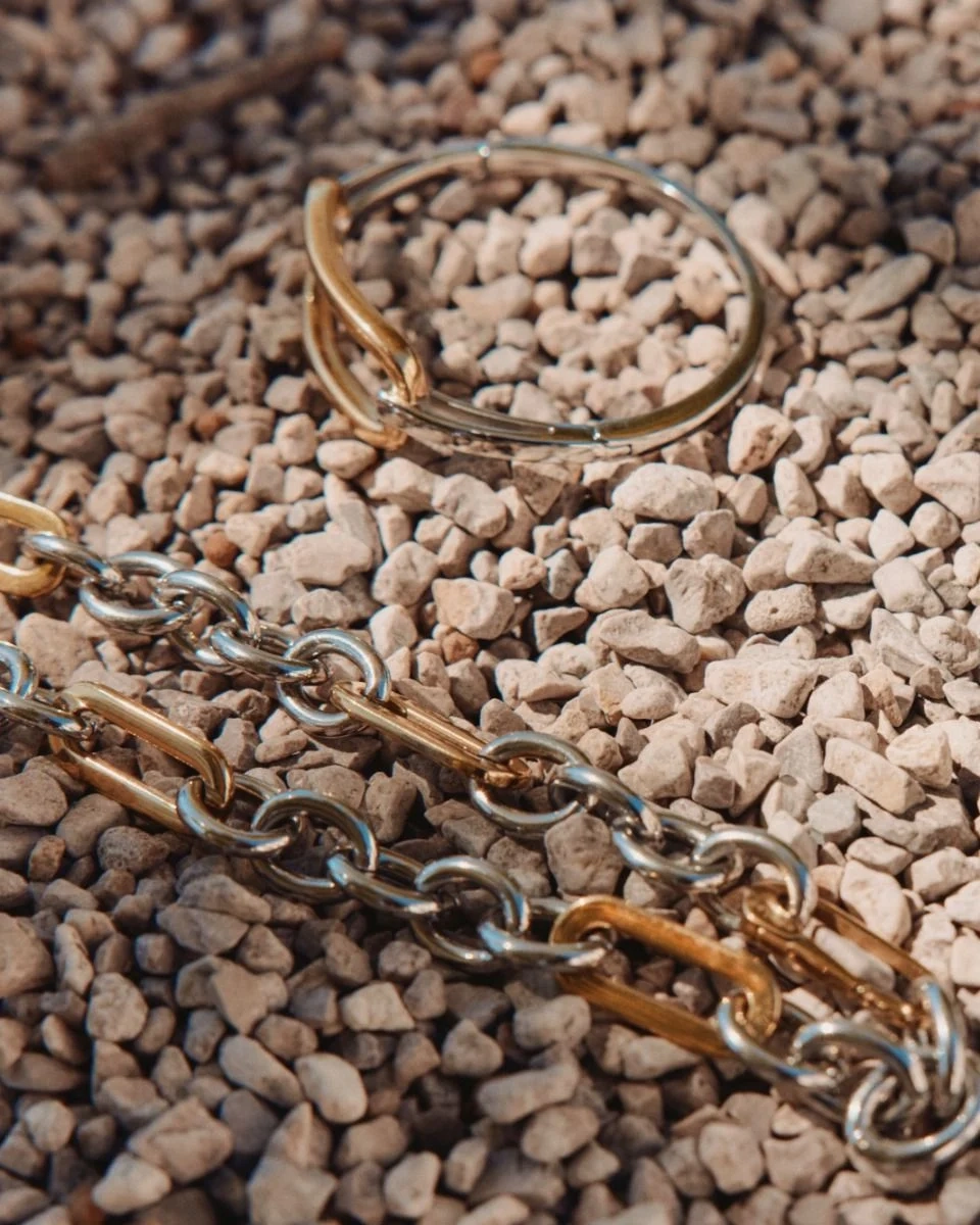 med klickspänne och stilren skena i rostfritt stål.