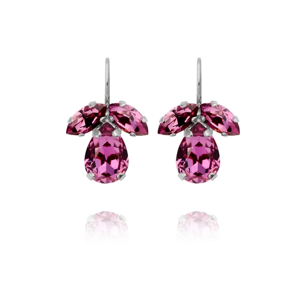 Petite Timo Earrings i rhodiumpläterad mässing med mörkrosa Swarovski-kristaller