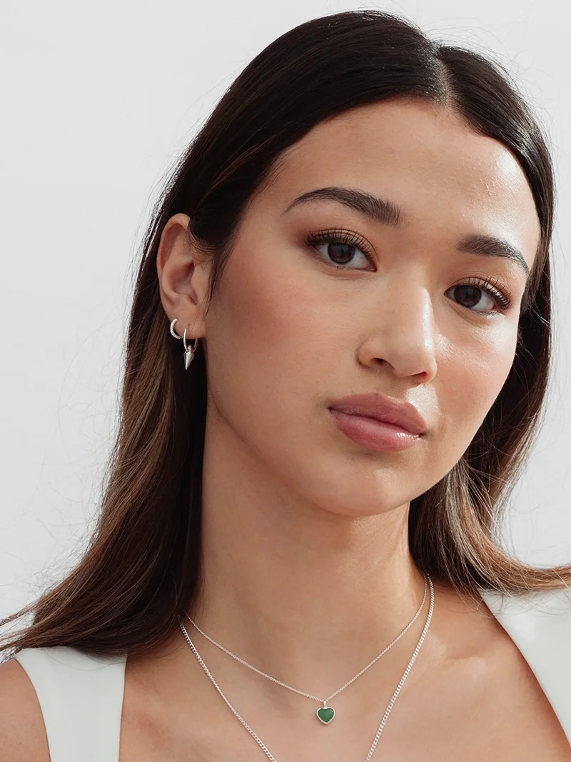 Beloved Twisted Small Hoops Silver i återvunnet sterlingsilver med unik tvistad design